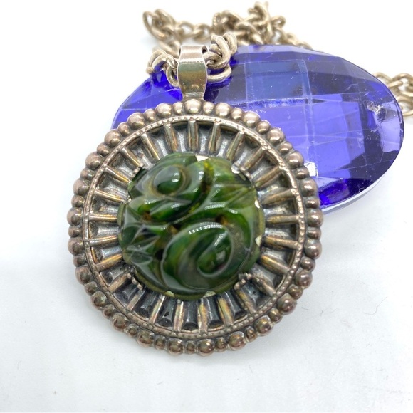 Carved Green Bakelite Necklace Vintage on Silvertone Chain - Picture 5 of 10